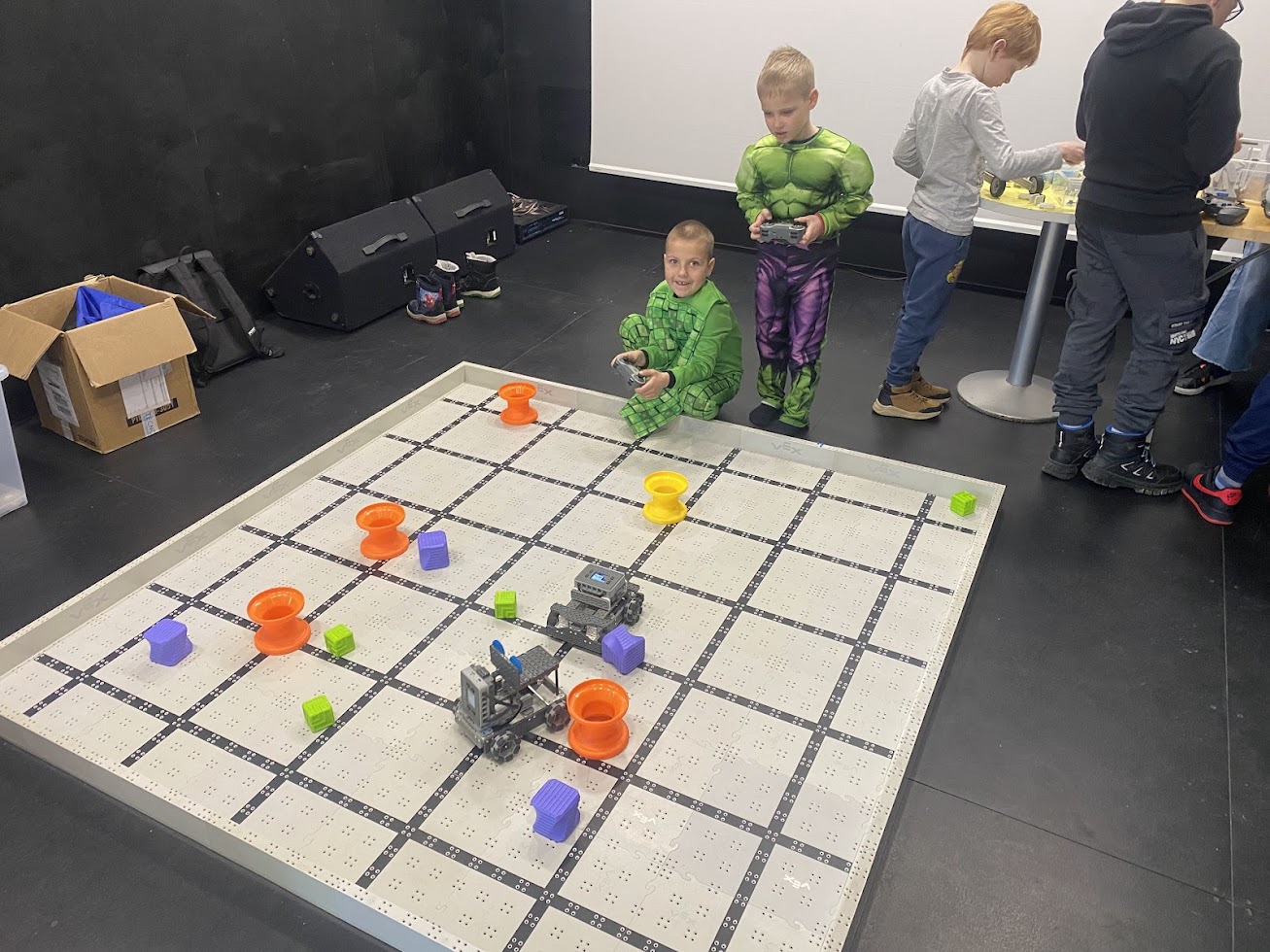 Mavrični ponedeljek 2025 - pustno ustvarjanje, ples in Vex robotika